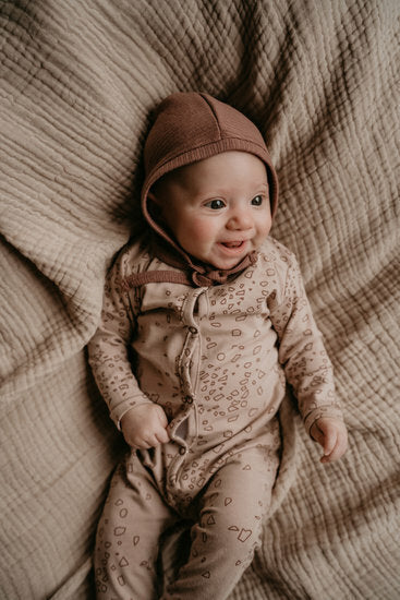 Suit Sky Pink Stone Lines