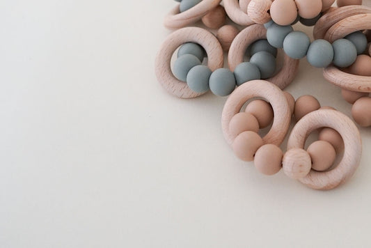 Houten Bijtring met silliconen kralen Small