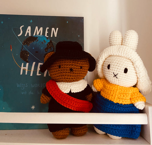 Boris knuffel in handgemaakt Nachtwacht outfit